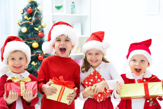 Как дарить новогодние подарки детям