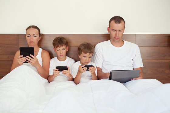 Цифровые привычки: большинству родителей сложно следовать правилам, соблюдения которых они требуют от своих детей