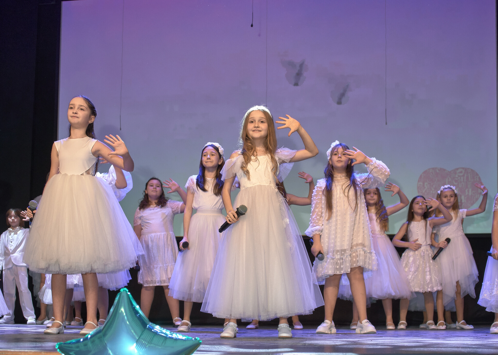 В Москве на ВДНХ наградили победителей детских конкурсов